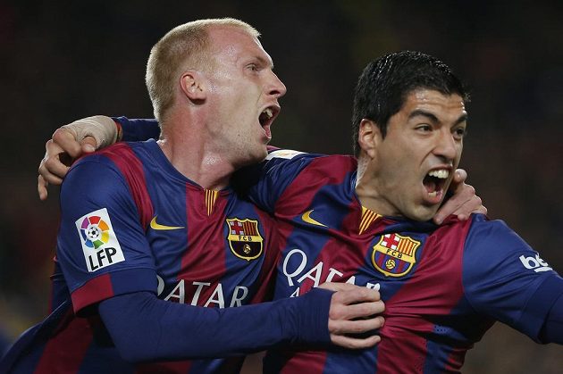 Obránce Jeremy Mathieu a útočník Luis Suárez (vpravo) zařídili výhru Barcelony nad Realem Madrid.