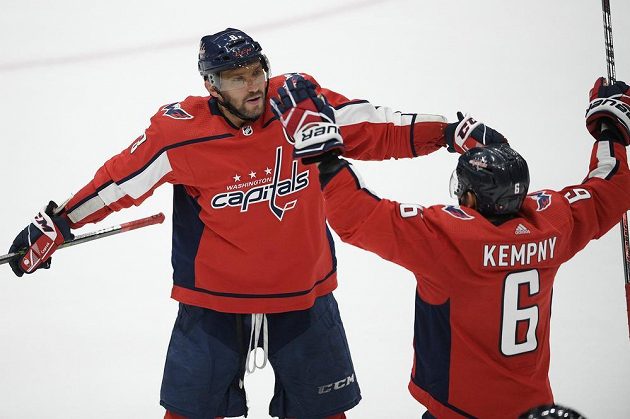 Kapitán hokejového Washingtonu Capitals Alex Ovečkin nastřílel další hattrick a vystřídal Davida Pastrňáka v čele žebříčku střelců tohoto ročníku NHL. Ke gólu mu gratuluje český spoluhráč Kempný.