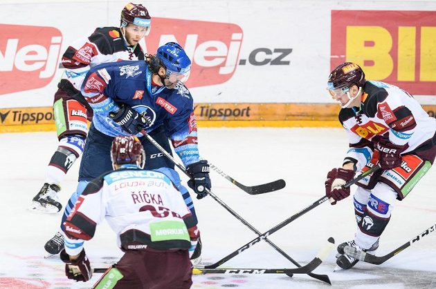 Jaromír Jágr z Kladna a hokejisté Sparty Matúš Sukeľ, Robert Říčka a Jan Košťálek během utkání Tipsport extraligy.