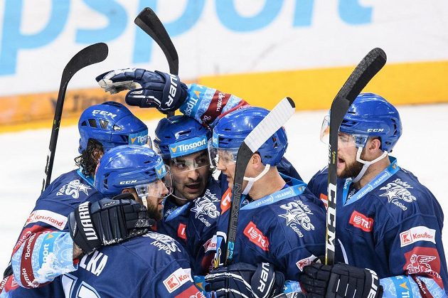 Hokejisté Kladna oslavují gól na 2:4 během utkání Tipsport extraligy na ledě Sparty.