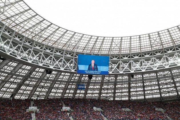 Zahajovací řeč ruského prezidenta Vladimira Putina před startem MS na obrazovce pod střechou stadiónu Lužniky.