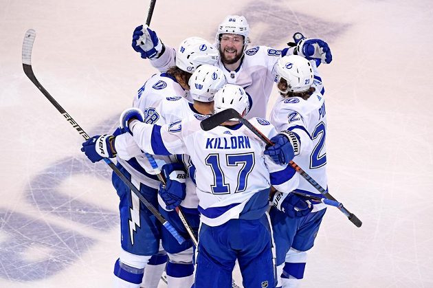 Hokejisté Tampy Bay Lightning slaví vysoké vítězství nad Bostonem, raduje se i český útočník Ondřej Palát (18).