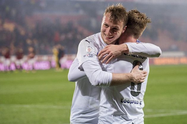 Fotbalisté Plzně Michael Krmenčík (vlevo) a David Limberský oslavují vítězství na Spartě.