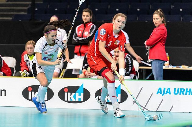 Eliška Krupnová (vpravo) při útočné akci, stíhá ji Polka Weronika Nogaová.