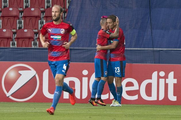 Marek Bakoš z Viktorie Plzeň (vpravo) přijímá gratulaci ke gólu od spoluhráče Martina Zemana, vlevo je další hráč Viktorie Plzeň Roman Hubník.