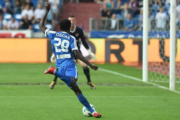 Liberecký střelec gólu Oscar Murphy Dorley postupuje na brankáře Jana Laštůvku z Baníku Ostrava.