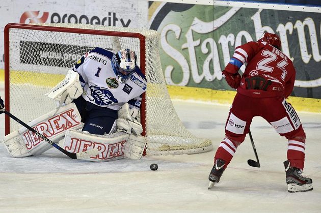 Třinecký útočník Zbyněk Irgl před brankářem Komety Markem Čiliakem v utkání 22. kola hokejové Tipsport extraligy.