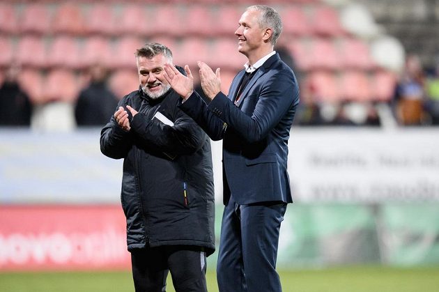Trenér Sparty Praha Václav Jílek a asistent Jiří Saňák během děkovačky s fanoušky po utkání 18. kola v Příbrami.