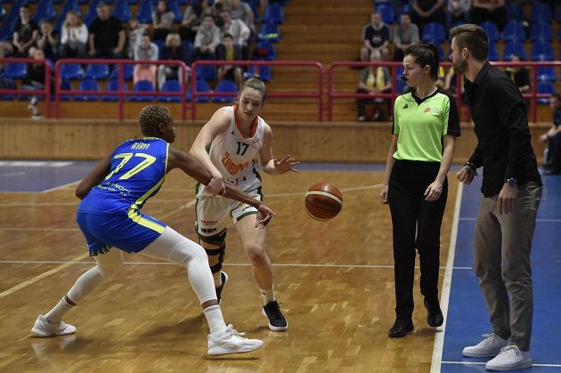 Basketbalistky USK Praha ve druhém finále vyhrály na palubovce Žabin Brno. Zleva Valeriane Ayayiová z USK Praha, Lenka Šoukalová z BK Žabiny Brno, rozhodčí Veronika Vávrová a trenér Žabin Viktor Pruša.