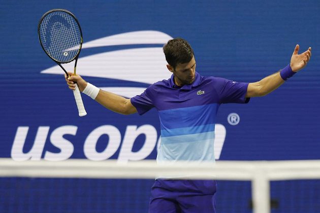 Srbský tenista Novak Djokovič si poradil na US Open s domácím Jensonem Brooksbym 3:1 na sety a od zisku kalendářního grandslamu ho dělí tři výhry.