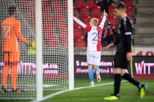 Michal Frydrych ze Slavie Praha oslavuje gól na 3:0 během utkání 4. kola MOL Cupu s Chrudimí.