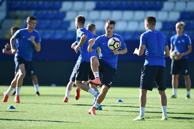 Liberečtí fotbalisté na středečním tréninkou před odvetou s Larnakou. Uprostřed s míčem záložník Jan Navrátil.