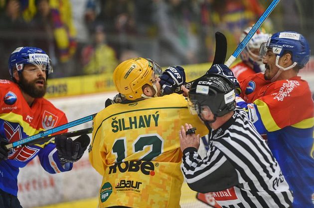 Zleva Zdeněk Kutlák z Českých Budějovic, Vojtěch Šilhavý ze Vsetína a Žiga Pavlin z Českých Budějovic v akci během semifinále play off první hokejové ligy.