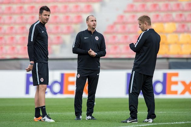 Trenérský tým Sparty (zleva): David Holoubek, Zdeněk Svoboda a Stanislav Hejkal při přípravě na Letné před utkáním Evropské ligy s Interem Milán.