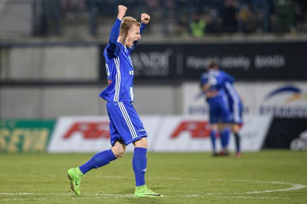 Obránce Sigmy Olomouc Uroš Radakovič oslavuje vítězství nad Spartou v utkání 15.kola HET ligy.