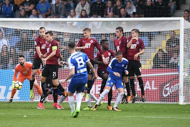 Liberecký Roman Potočný a jeho přímý kop. Tomáš Koubek v bráně Sparty míč neudržel a Radim Breite vyrovnával na 1:1.