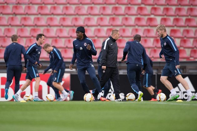 Fotbalisté Sparty Praha (vpředu Costa a Jakub Brabec) během předzápasového tréninku před utkáním Evropské ligy s Apoelem Nikósie.