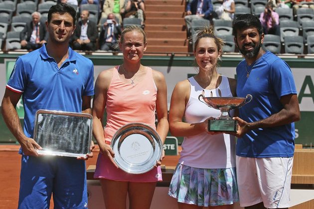 Smíšenou čtyřhru na French Open vyhráli Kanaďanka Gabriela Dabrowská a Ind Rohan Bopanna (vpravo). Sedmý nasazený pár si ve finále v Paříži poradil po odvrácení dvou mečbolů s německo-kolumbijskou dvojicí Anna-Lena Grönefeldová, Robert Farah po setech 2:6, 6:2 a 12:10.