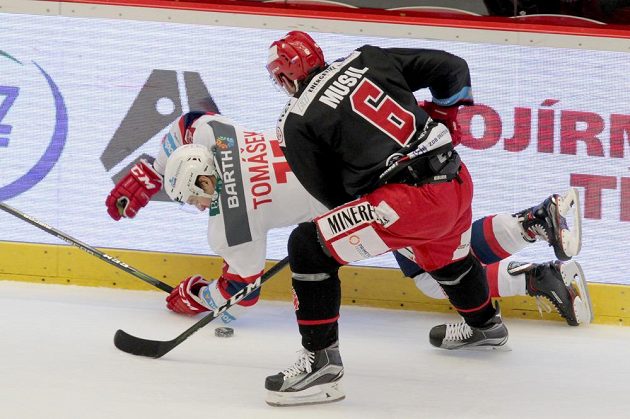 Třinecký David Musil tvrdě atakoval Davida Tomáška z Pardubic ve čtvrtfinále play off ELH.