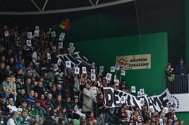 Fanoušci Sparty se v Mladé Boleslavi loučí se svým bývalým útočníkem Michalem Brošem, který ukončil kariéru.