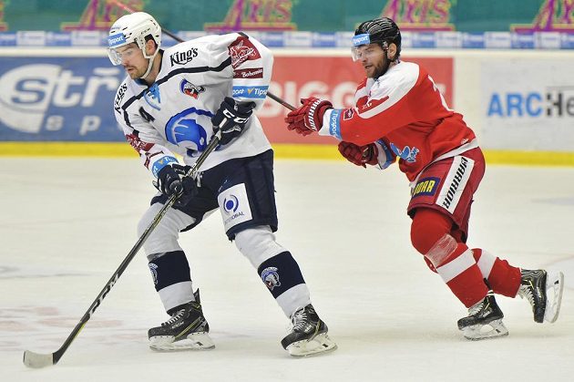 Peter Čerešňák z Plzně a Jan Knotek z Olomouce v akci během čtvrtfinále play off.