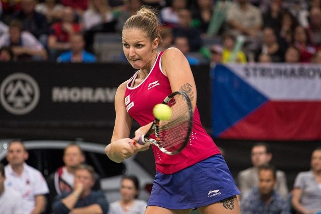 Bekhend české tenistky Karolíny Plíškové ve fedcupovém utkání proti Marii Šarapovové.