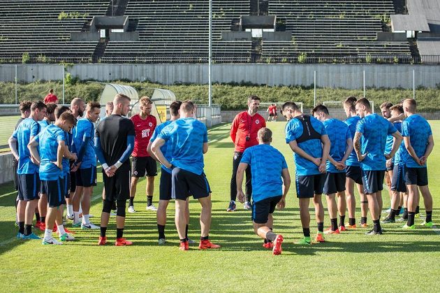 Fotbalisté Sparty a nový trenér Andrea Stramaccioni během prvního tréninku sezóny na Strahově.