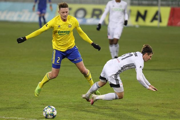 From left, Dominik Simerský from Zlín and Lukáš Bartošák from Karviná.