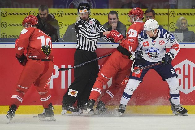 Vlevo Josh Jooris z Lausanne a vedle rozhodčího vpravo Fabian Heldner z Lausanne a Matěj Kolda z Plzně.