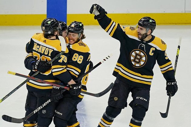 Radost v podání hokejistů Bostonu poté, co se v utkání proti NY Islanders prosadil gólově David Pastrňák (88). K zásahu mu gratuluje Patrice Bergeron s dalšími spoluhráči.