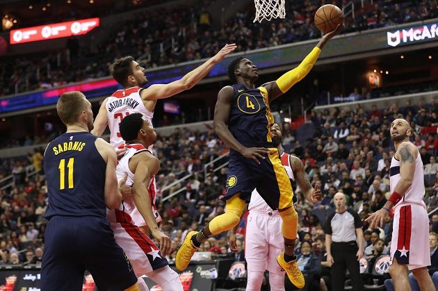 Victor Oladipo (4) z Indiany Pacers střílí na koš Washingtonu Wizards v utkání NBA, zabránit se mu ve skórování snaží Tomáš Satoranský (31).