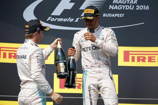 Lewis Hamilton (vpravo) po vítězství v Maďarsku se svým rivalem a týmovým kolegou Nikem Rosbergem.