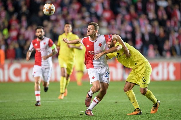 Tomáš Necid z Slavie Praha a Víctor Ruiz z Villarrealu během utkání základní skupiny Evropské ligy v Edenu..