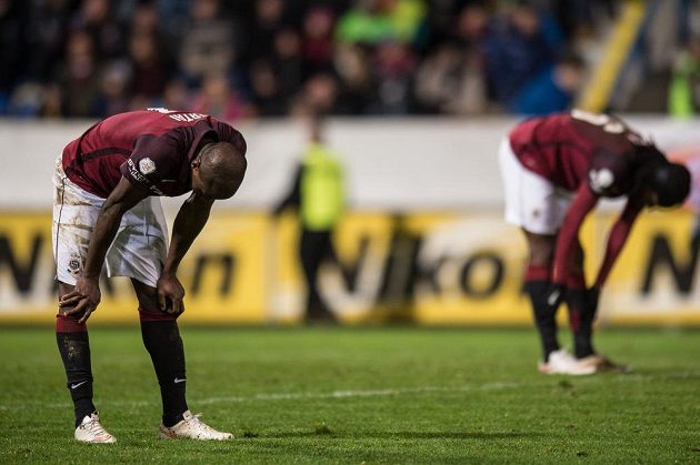 Zklamaní fotbalisté Sparty Praha Kehinde Fatai (vlevo) a Costa po prohraném zápase v Liberci.