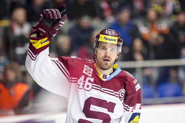 Petr Kumstát ze Sparty oslavuje vítěznou branku ve čtvrtém čtvrtfinále s Hradcem.