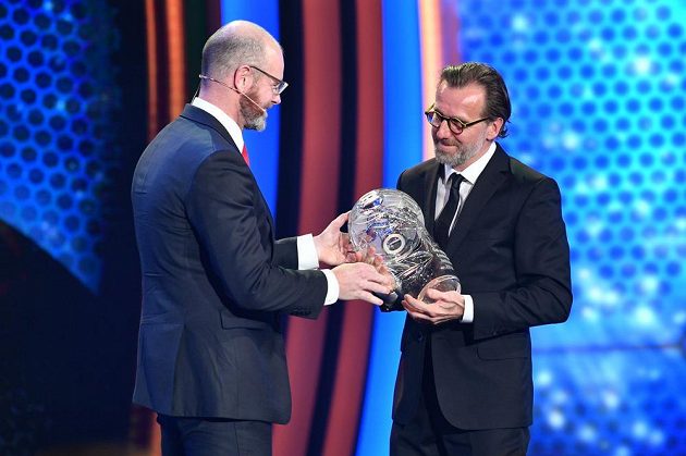 Karel Poborský dostává ocenění na slavnostním vyhlášení ankety Fotbalista roku