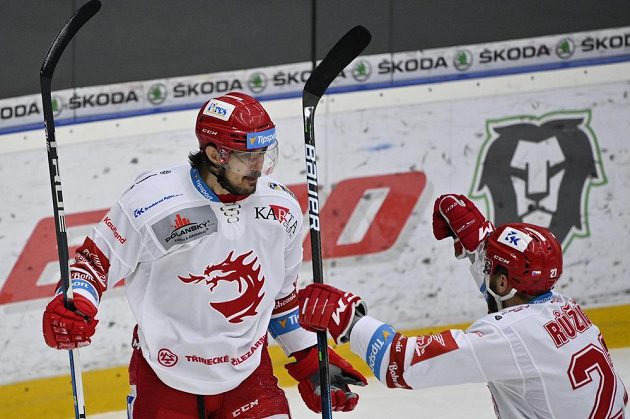 Zleva Matěj Stránský z Třince přijímá gratulaci ke gólu od spoluhráče Martina Růžičky.