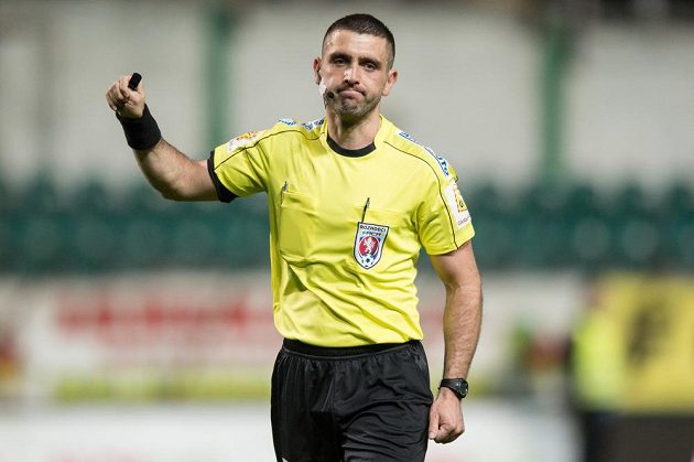 Rozhodčí Martin Nenadál během utkání čtvrtfinále MOL Cupu, Bohemians 1905 - FK Mladá Boleslav.