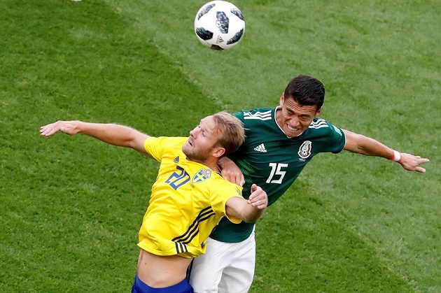 Švédský fotbalista Ola Toivonen v hlavičkovém souboji s Mexičanem Hectorem Morenem během utkání mistrovství světa.