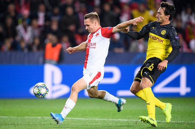 Stanislav Tecl ze Slavie Praha a Mats Hummels z Dortmundu během utkání základní skupiny Ligy mistrů.