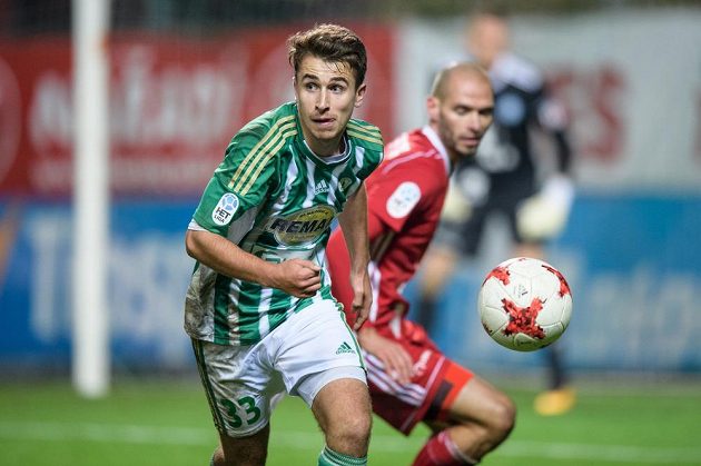 Dominik Mašek z Bohemians během utkání 13.kola HET ligy uniká soupeři ze Sigmy Olomouc.