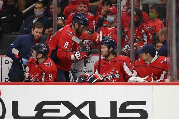 Radost na střídačce Washingtonu Capitals. Se spoluhráči slaví gól ruský hokejový snajpr Alex Ovečkin.