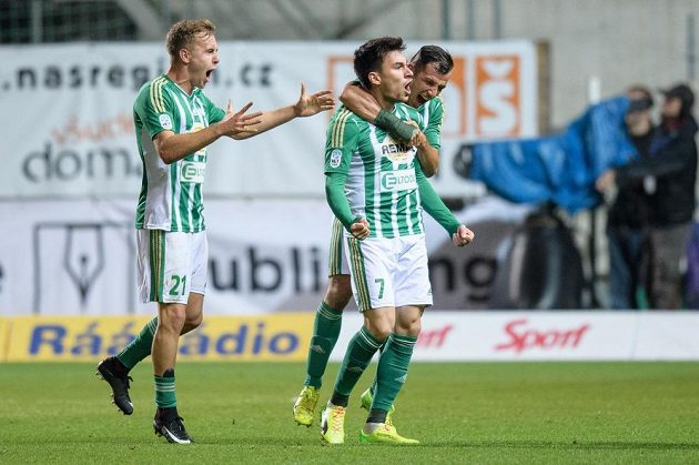 Fotbalisté Bohemians Praha (zleva): Martin Hašek mladší, Rudolf Reiter a Martin Dostál se radují z gólu proti Baníku.