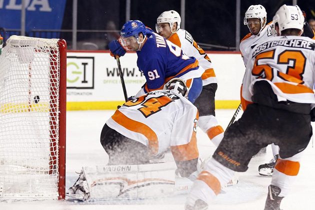 Útočník týmu New York Islanders John Tavares (91) střílí gól Philadelphii, jejíž branku hájil český gólman Petr Mrázek.
