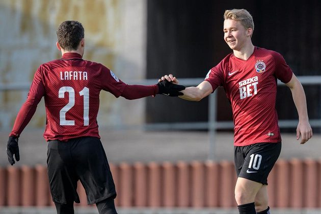 Dlouholetý kanonýr gratuluje mladému... Fotbalisté Sparty David Lafata a Václav Drchal oslavují gól na 5:2 během přípravného utkání s Táborskem.