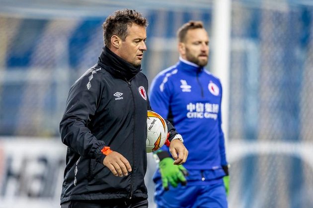 Radek Černý při tréninku v Genku s brankářem Slavie Přemyslem Kovářem.