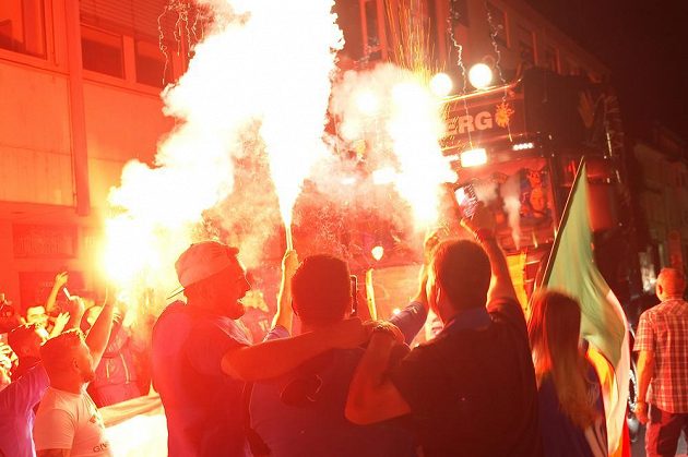 Policie kvůli násilnostem kolem finále fotbalového EURO zatkla 49 lidí. Devatenáct policistů utrpělo při šarvátkách v Londýně zranění.