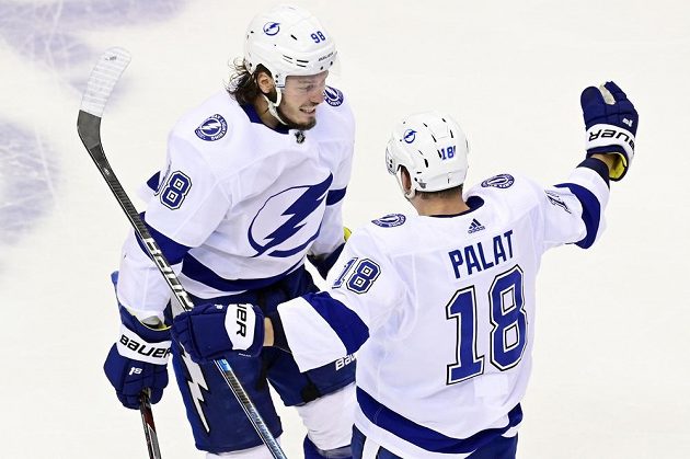 Český útočník Tampy Bay Lightning Ondřej Palát (18) slaví gól v utkání s Bostonem.