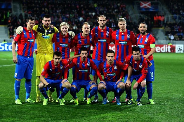 Fotbalisté Viktorie Plzeň před utkáním Ligy mistrů s Bayernem ve Štruncových sadech.