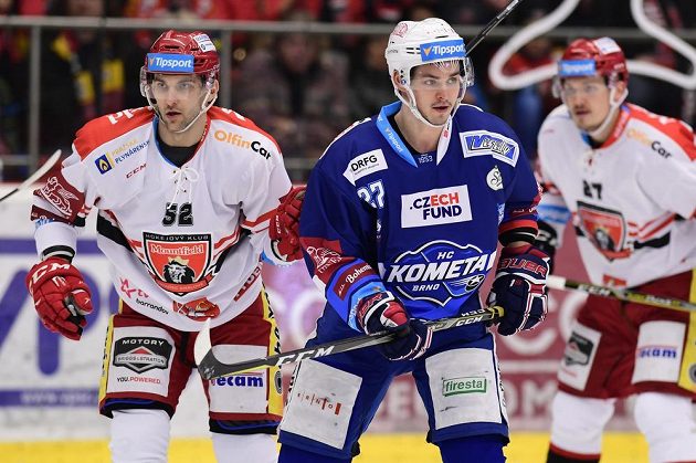 Petr Štindl z Hradce Králové, Jakub Orsava z Brna a Oskars Cibulskis z Hradce Králové v akci během čtvrtfinále play off hokejové extraligy.